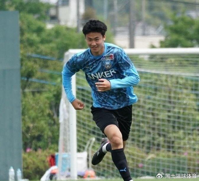 19岁边后卫放弃中国籍加入日本籍 名记：国足没弄过来 太可惜了|关德晴|川崎前锋|川崎前锋官方|J联赛|青训_新浪体育_新浪新闻